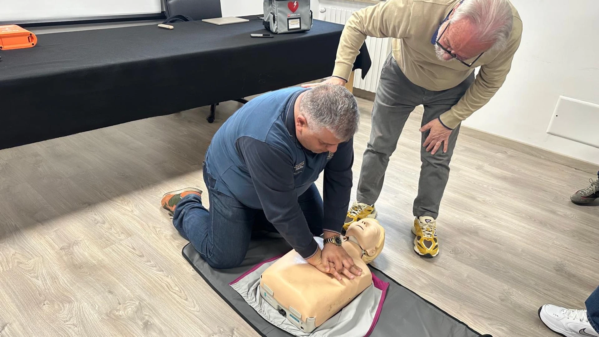 L’Ordine dei Giornalisti del Molise ha promosso un corso sull’utilizzo del defibrillatore. Questa mattina la lezione pratica.