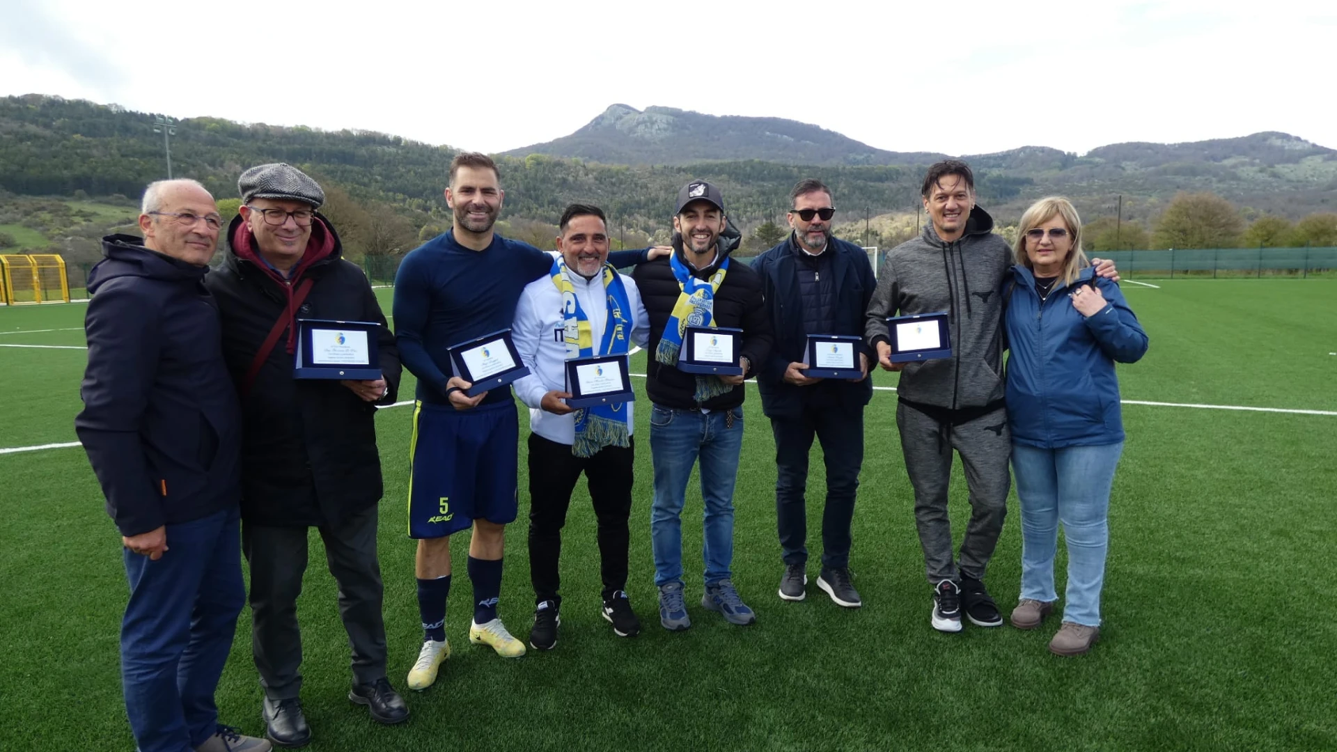 Eccellenza: il Vastogirardi premiato dall'Amministrazione comunale per il ritorno in Serie D. Cerimonia ieri al Di Tella dopo l'ultima gara casalinga contro il Castel Di Sangro Cep.