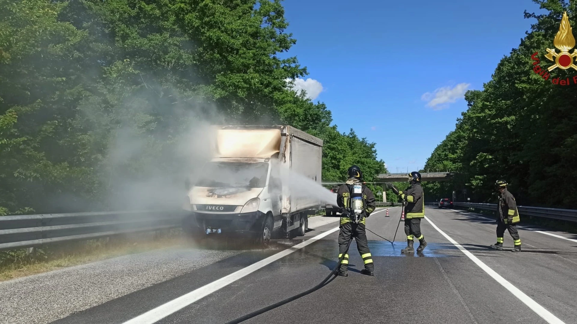 Strada statale 651-Chiauci: furgone a fuoco. Intervento dei Vigili del Fuoco.
