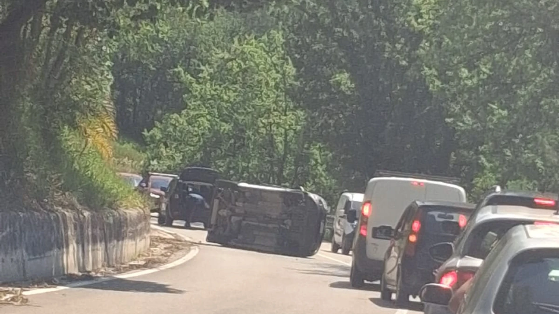 Colli a Volturno: auto si ribalta sulla SS1 VANDRA, traffico in tilt.