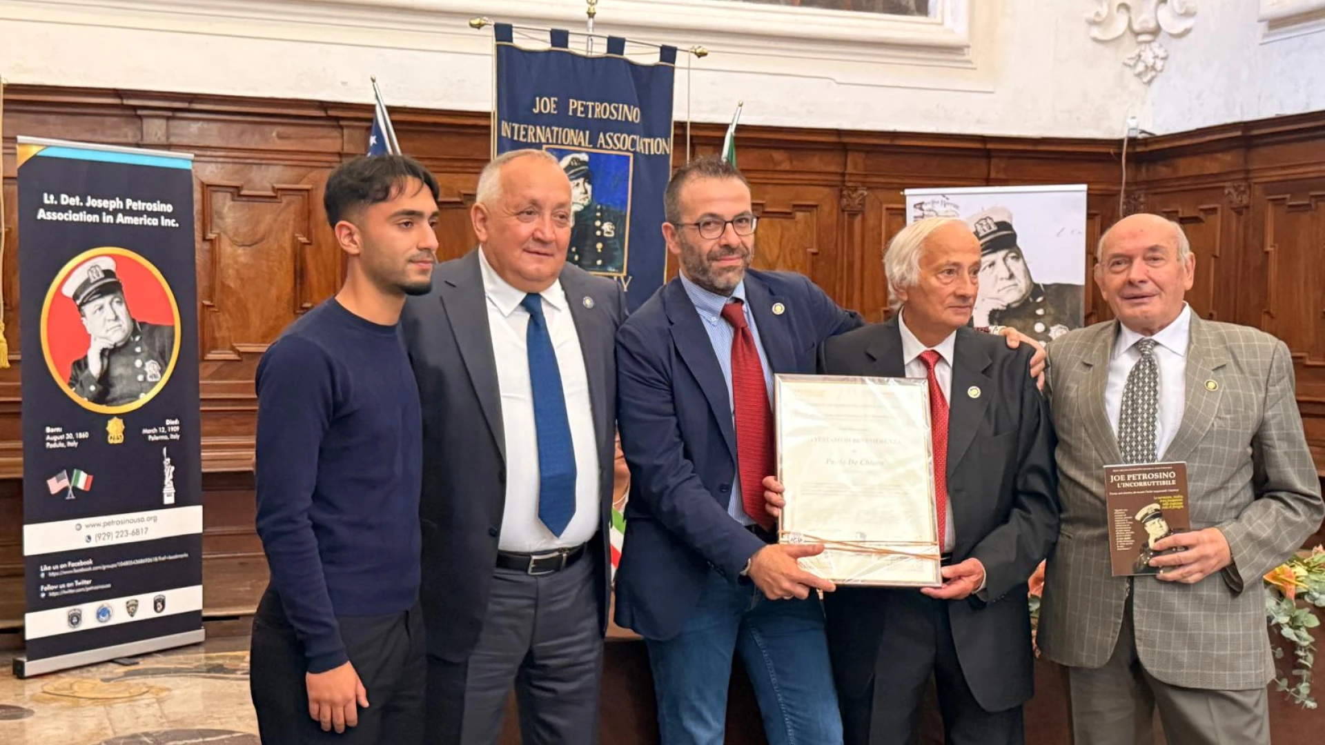 Paolo De Chiara premiato a Padula con l’Attestato di Benemerenza al Premio Internazionale Joe Petrosino.