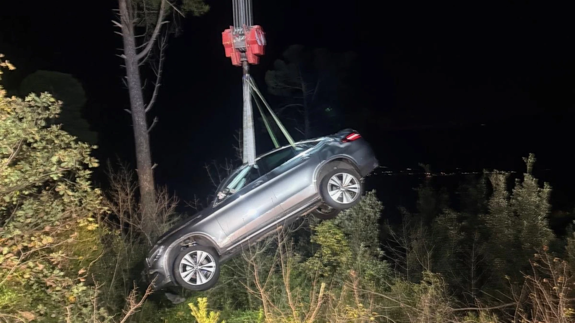 Montaquila: incidente in serata sulla strada provinciale che conduce in paese.  Auto esce fuori strada. Conducente illeso. Intervento dei Vigili del Fuoco di Isernia.