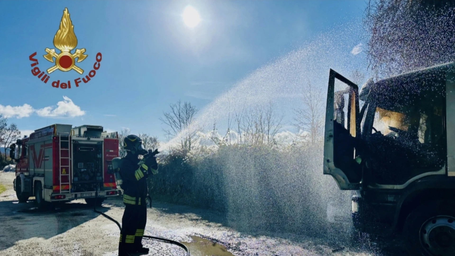 Mezzo pesante va a fuoco nei pressi della stazione ferroviaria tra Carpinone e Sulmona.