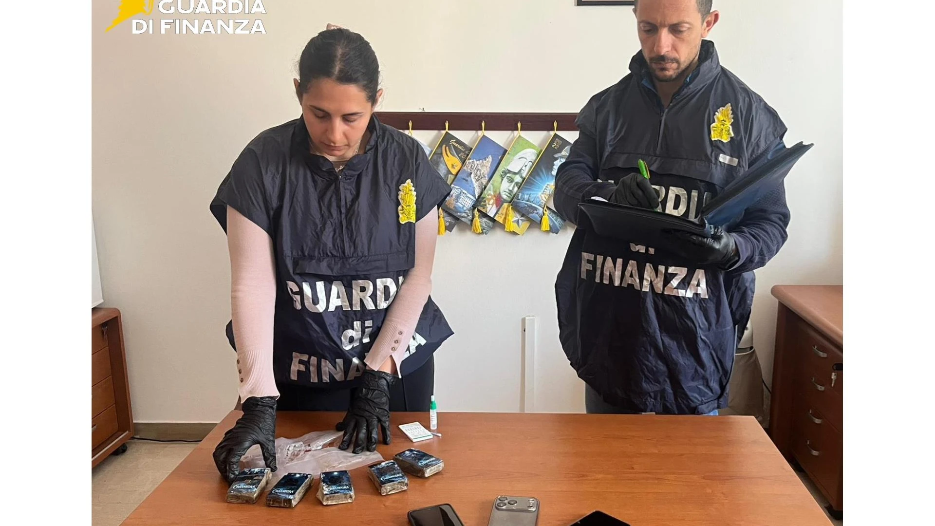 I finanzieri sequestrano mezzo chilo di Hashish sulla statale 16. Attestate due persone dalla Guardia di Finanza di Termoli.