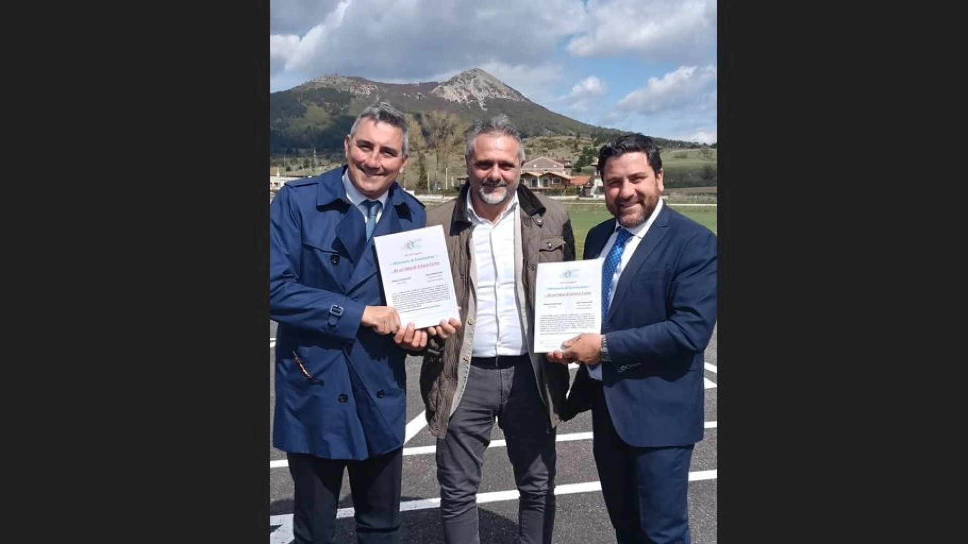 Il Convegno Itinerario di Convivenza detta il passo  Arturo Como consegna gli atti a Mario Quaglieri e Angelo Ciminelli.