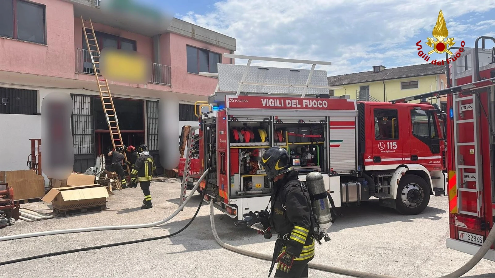 Pettoranello del Molise: fiamme in un deposito di mobili. Intervengono i Vigili del Fuoco di Isernia.