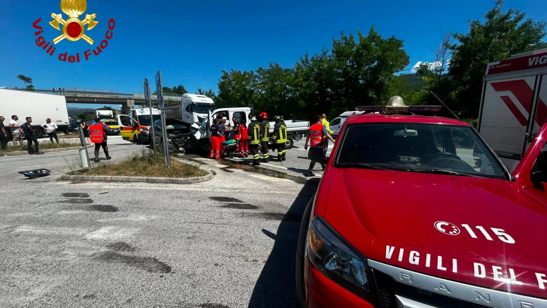 Incidente stradale a Macchia d'Isernia sulla statale 85. Coinvolti 3 mezzi.