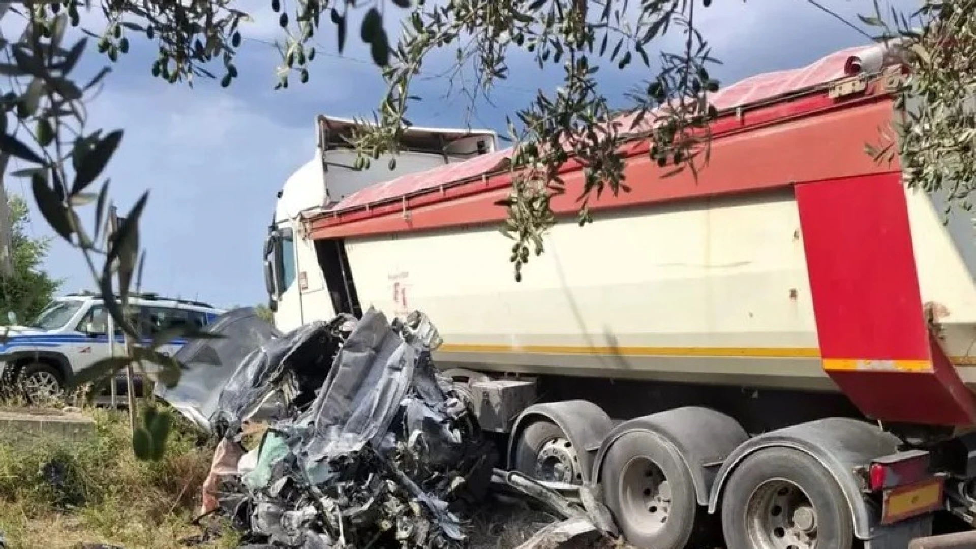 Scontro auto-camion sulla statale 16, muore un uomo