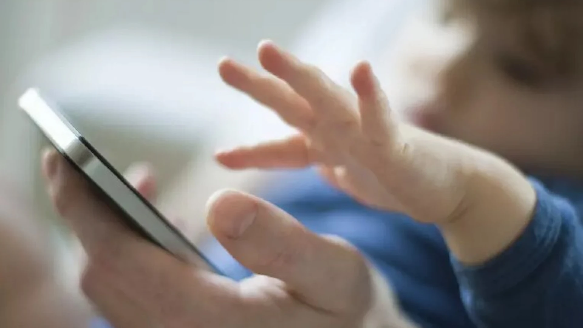 Dispositivi digitali vietati sotto i 3 anni, proposta di legge al Senato