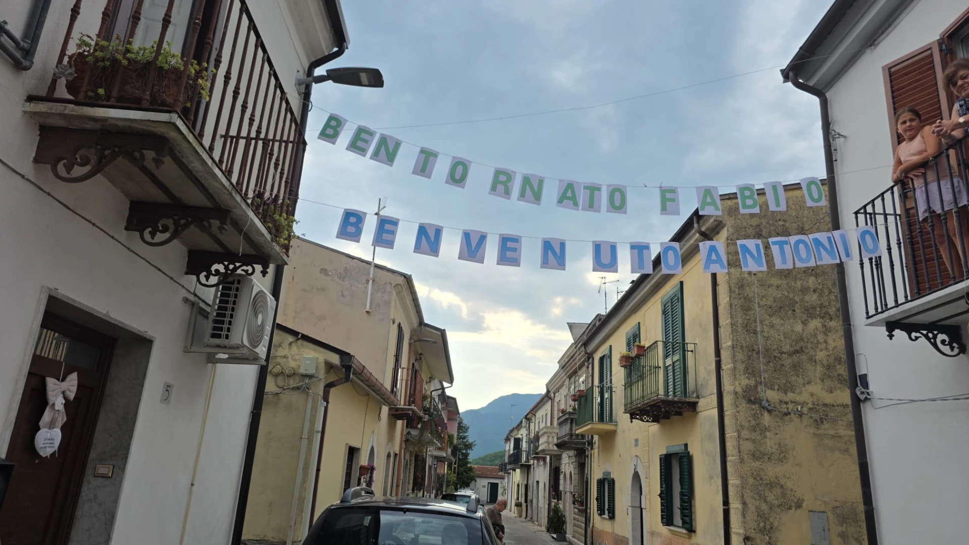 Colli a Volturno: via Marconi riabbraccia il piccolo Fabio. Un piccolo eroe con la forza di un leone. Ieri l’accoglienza dopo al fine della radioterapia.
