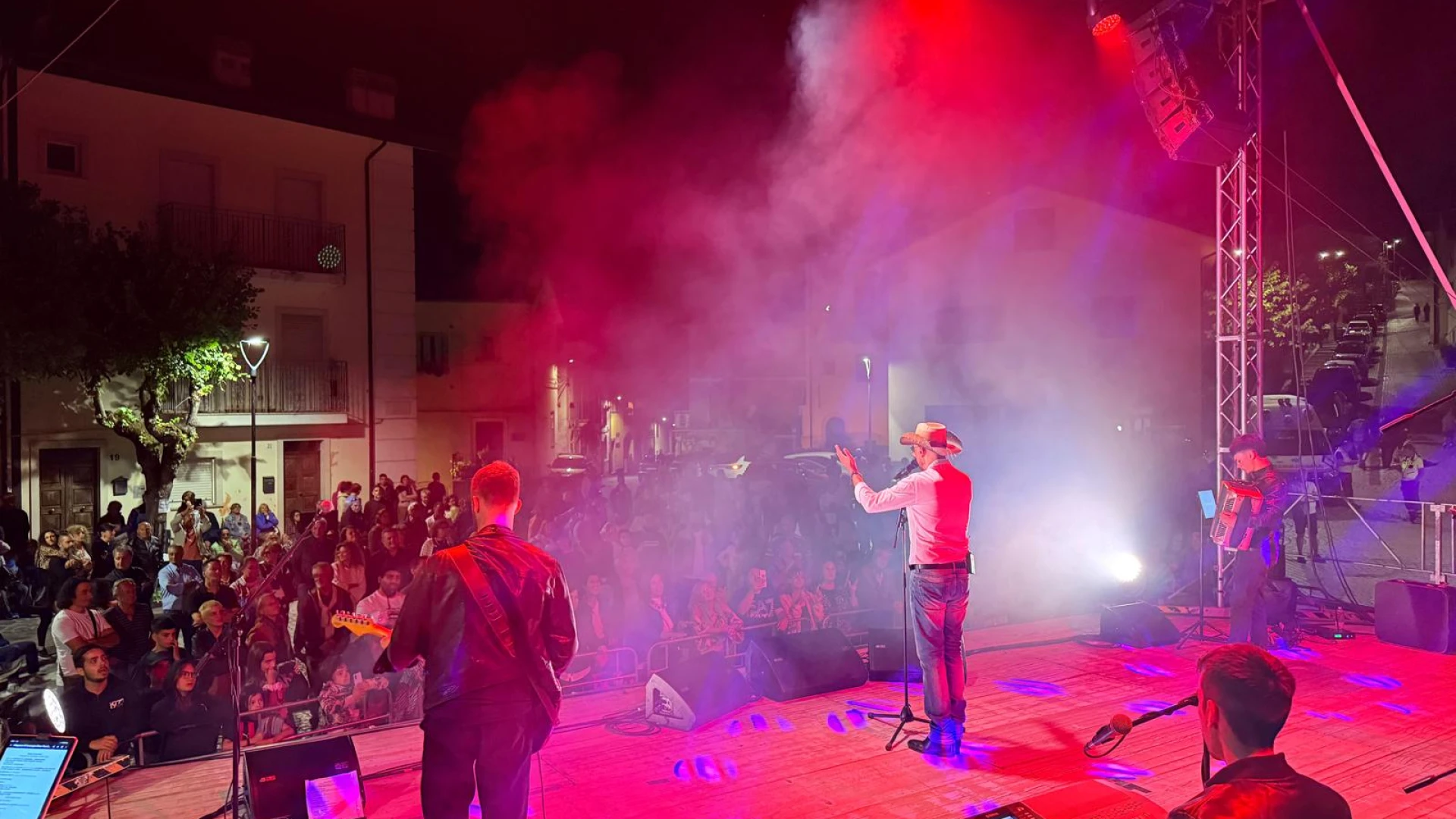 CASTEL DI SANGRO / Roccacinquemiglia, piazza Umberto I si accende con il “Ragazzo di Campagna Show” di Roby Santini
