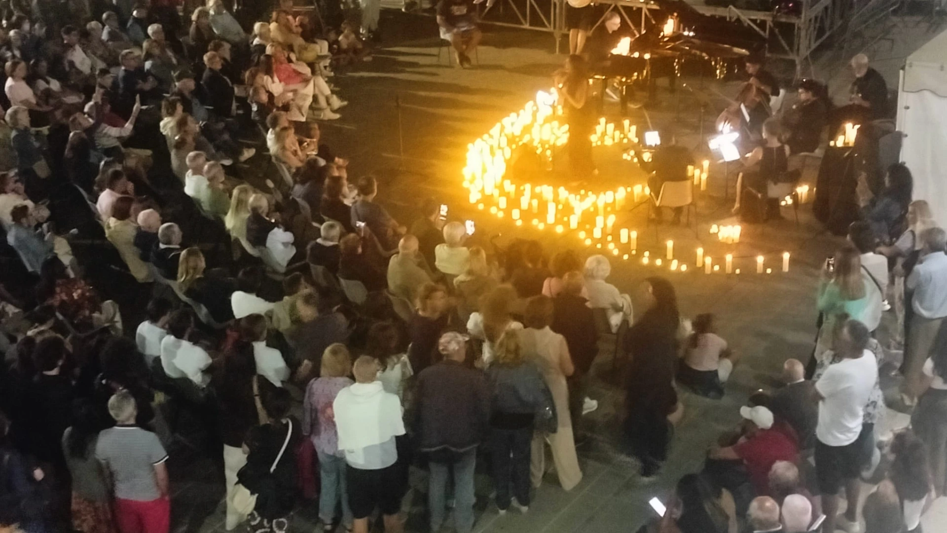 Una notte di musica e candele: il concerto di Ferragosto incanta Castel di Sangro