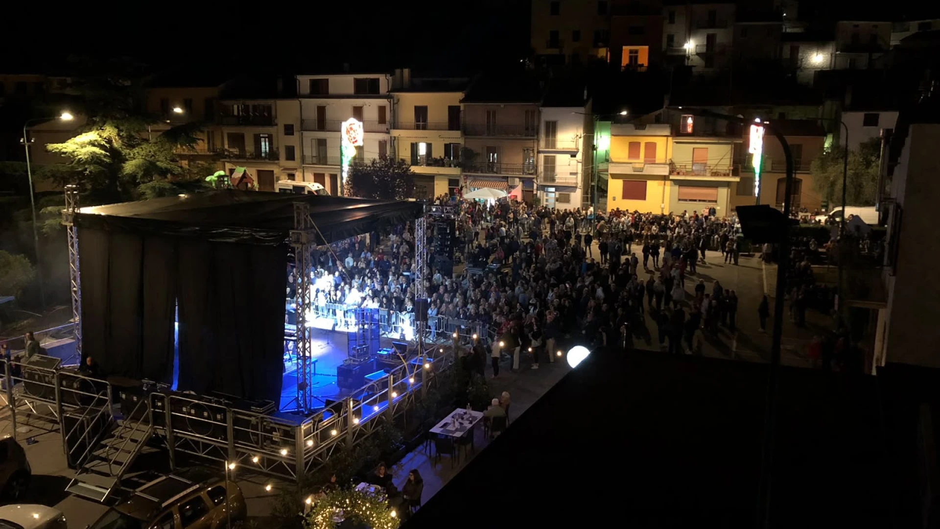 Monteroduni in estasi: la grande piazza G. Russo fa il pieno per il concerto dei Collage