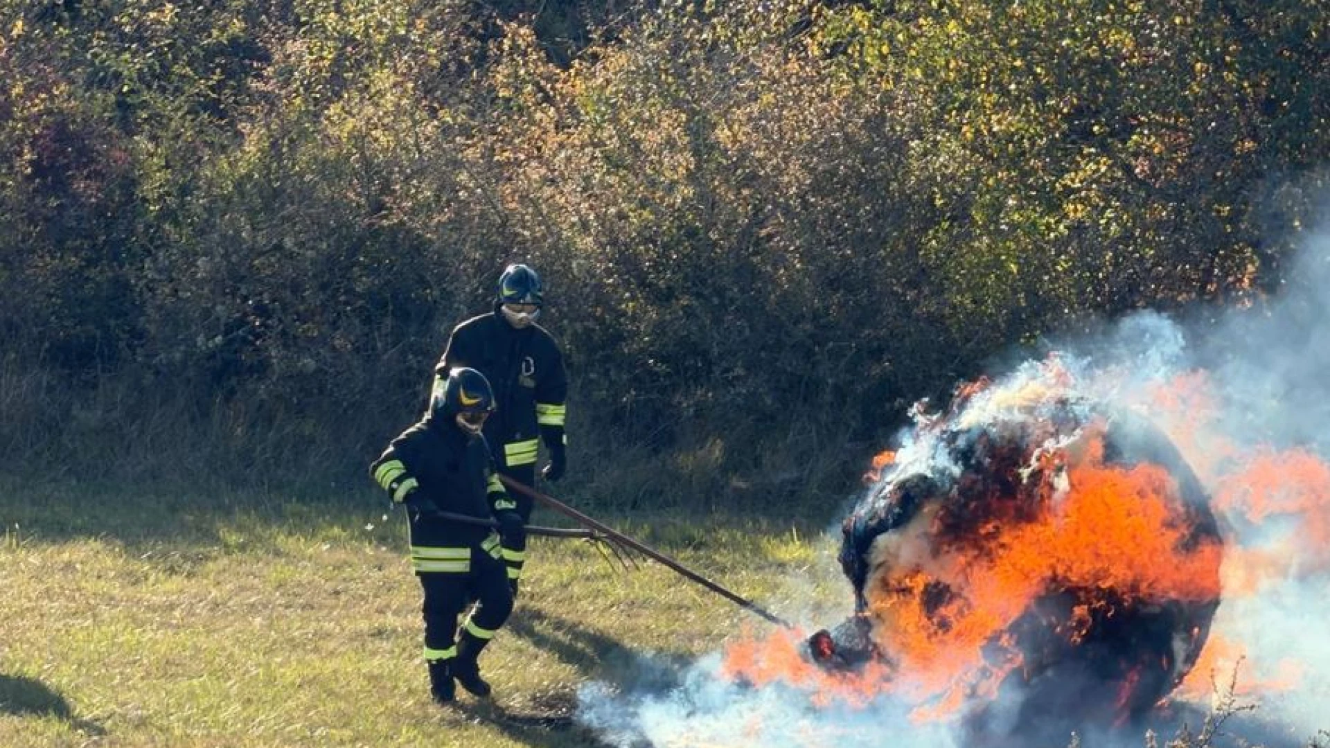 Rionero Sannitico: balla di fieno a fuoco nei campi. Intervengono i Vigili del Fuoco.